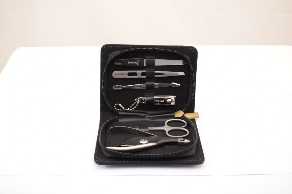 244 MAGNUM manikúrní set se zipem černý